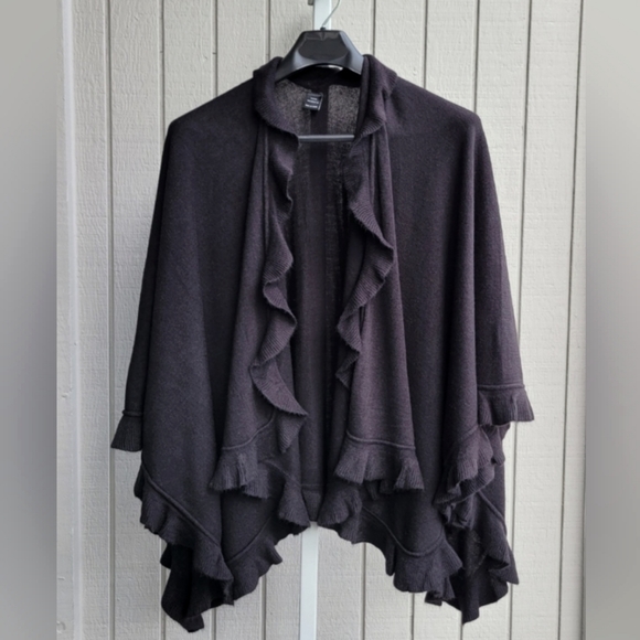 Accessories - Soft & Comfy Ruffled-Edge Wrap Poncho NWOT Black One Size Ladies